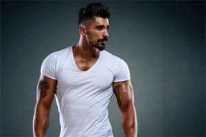 右嘴角有痣的男人