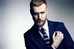 眉毛壓眼的男人面相