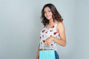 脖子正中間有痣的女人