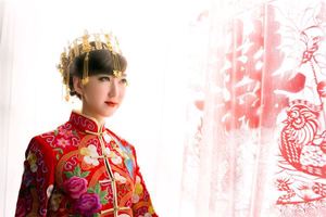 右上嘴唇有痣的女人