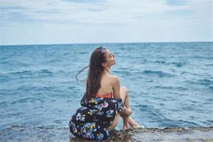 右臉頰有痣的女人