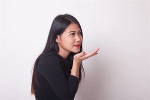 女人眼眶有痣面相