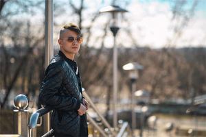 男人鼻梁右側有痣