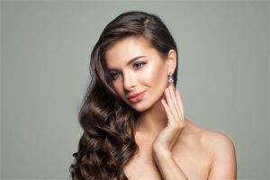 富貴女人臉上長痣面相圖