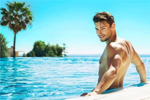 耳朵上有痣的男人