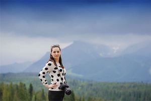 右脖子有痣的女人