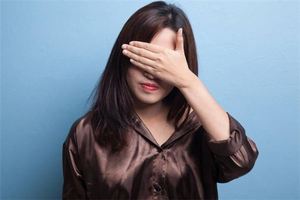 女人臉上桃花痣好不好