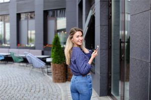 女人額頭左上方有痣