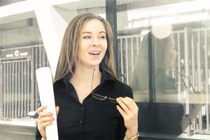 山根偏右有痣的女人