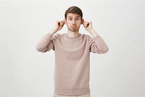 眉毛往上翹的男人面相