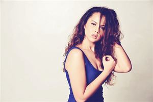 女人臉上十個桃花痣