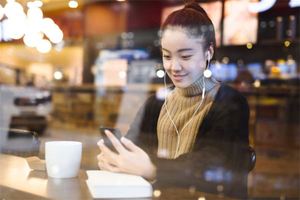 人中旁邊有痣的女人