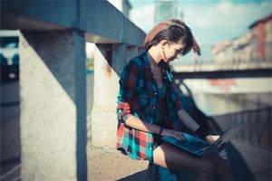 脖子前面有痣的女人