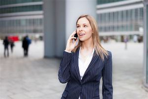 左眉頭上方有痣的女人