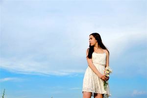 右下巴有痣的女人