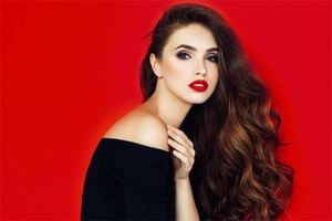 左眉毛上方有痣的女人