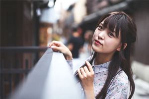 嘴巴右邊有痣的女人