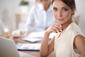 女人鼻梁左側有痣