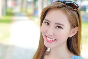 右眉峰上方有痣的女人