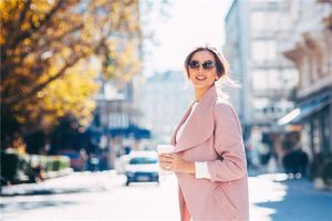 女生前脖子正中間有痣