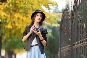 女人左鼻孔下方有痣