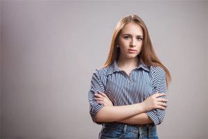 女人右肩有痣命好