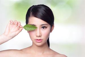 正面看不見耳朵的女人