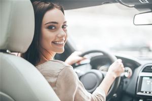 左眉頭有痣的女人